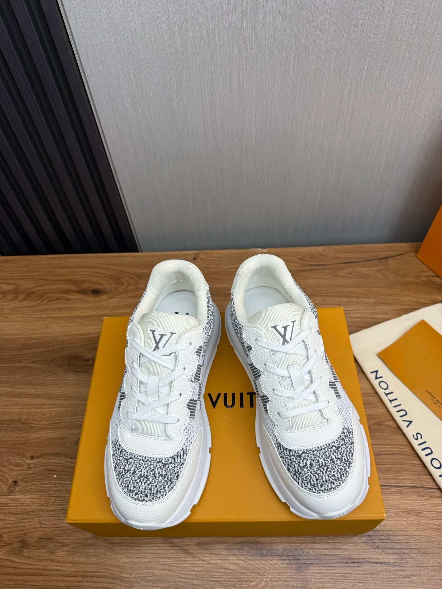 Men's shoes 💰640💰 LOUIS VUITTON [Luden Yiwei] The new trendy Lv is on the market 🎁, casual and fashionable men's shoes 👟 The upper is made of high-count and high-density fly weave + cowhide mesh lining, the original wear-resistant rubber outsole, the version is simple and elegant, exclusive for trendy men. 38-45 (45 is custom-made and cannot be returned or exchanged)